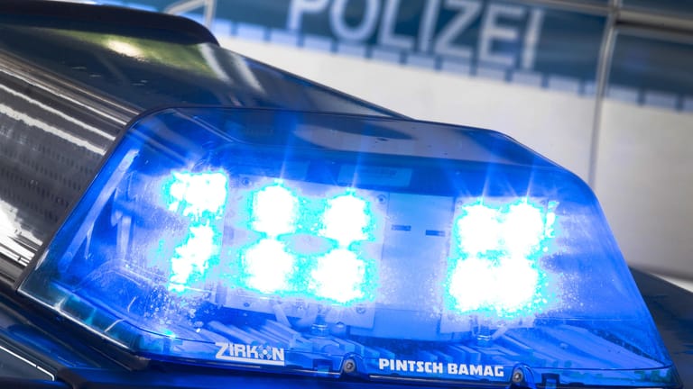 Blaulicht auf einem Einsatzfahrzeug der Polizei: In Mecklenburg-Vorpommern schoss ein Mann auf Polizisten, ein Beamter wurde verletzt.