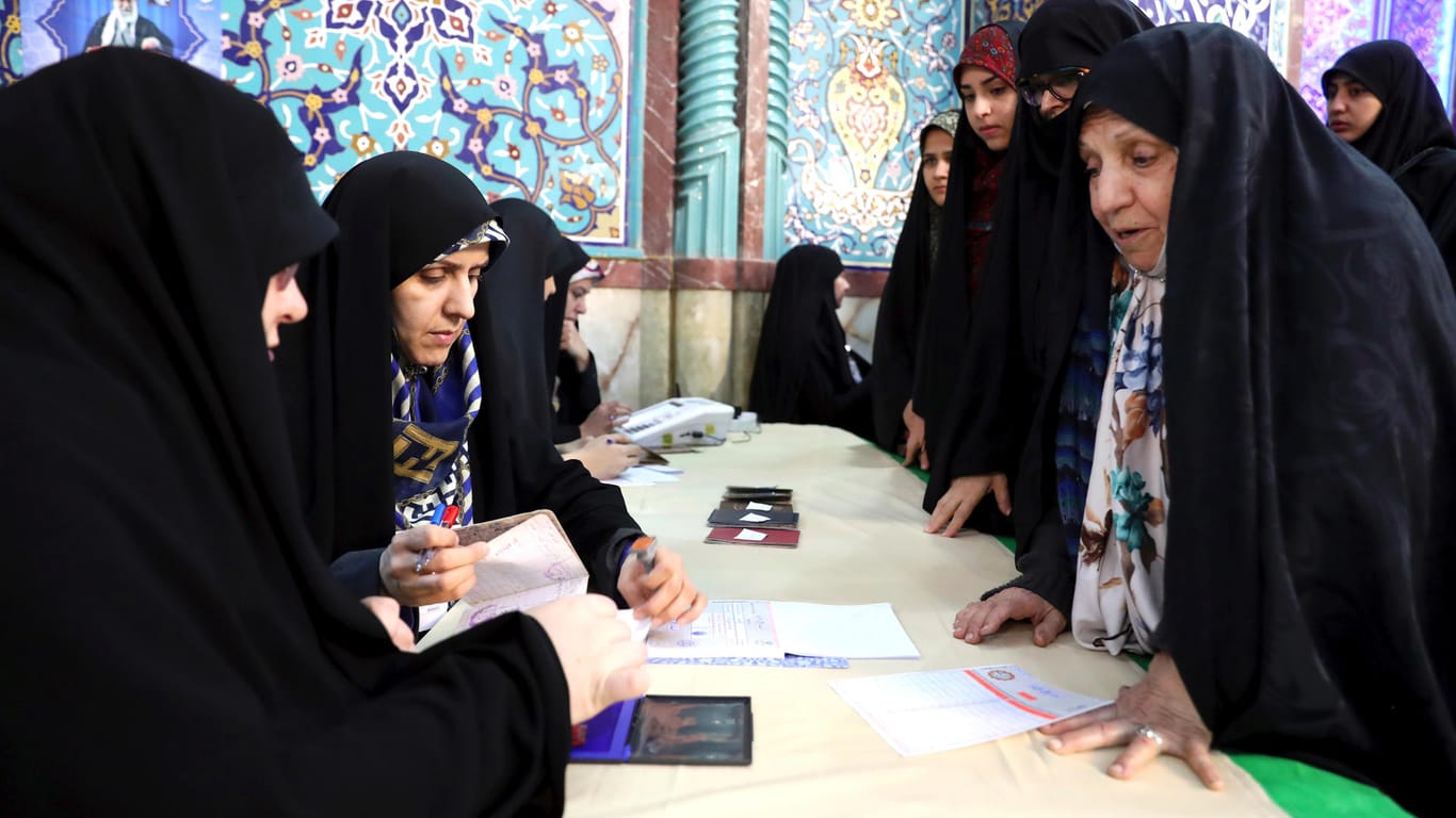 Wahlen im Iran: Frauen registrieren sich zur Stimmabgabe.