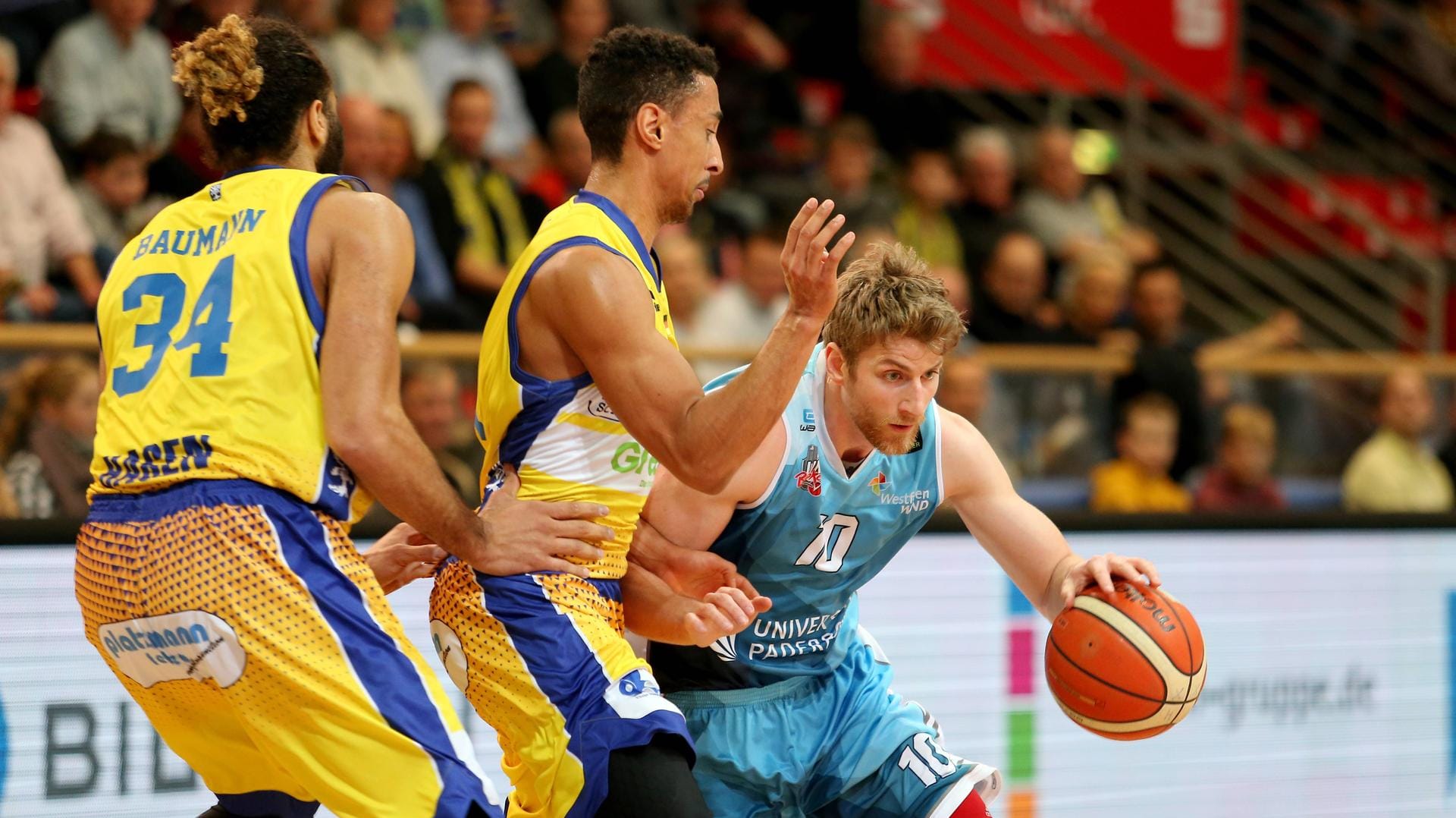 Spieler von Phoenix Hagen und den Uni Baskets Paderborn bei einer früheren Begegnung: Am Samstag treffen die Teams im Derby aufeinander.