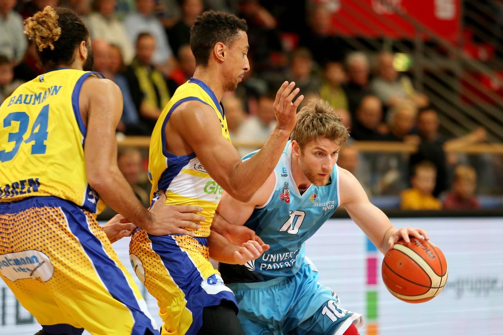 Spieler von Phoenix Hagen und den Uni Baskets Paderborn bei einer früheren Begegnung: Am Samstag treffen die Teams im Derby aufeinander.