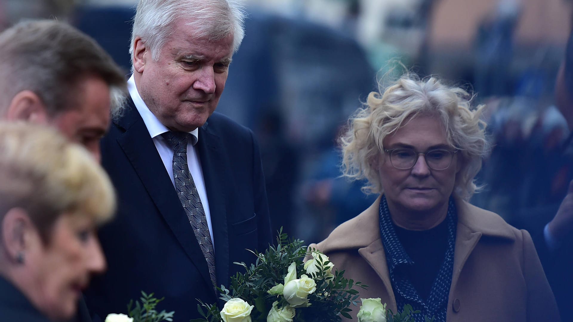 Bundesinnenminister Horst Seehofer in Hanau: "Die Tat in Hanau ist eindeutig ein rassistisch motivierter Terroranschlag." Bundesinnenminister Horst Seehofer in Hanau: "Die Tat in Hanau ist eindeutig ein rassistisch motivierter Terroranschlag."
