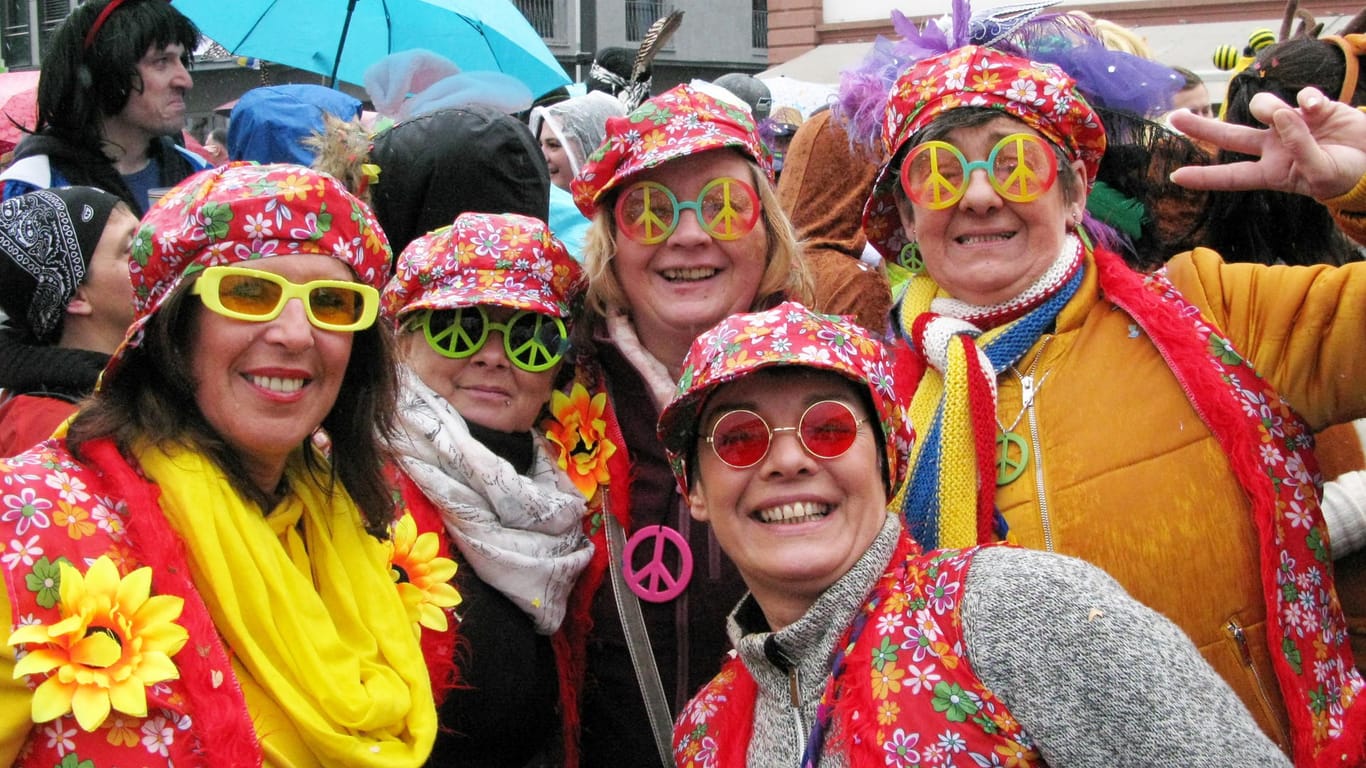 Kostümierte Frauen feiern in der Mainzer Innenstadt: Ausgelassen und lautstark haben die Narren und Närrinnen die Altweiberfastnacht eröffnet.