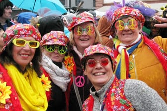 Kostümierte Frauen feiern in der Mainzer Innenstadt: Ausgelassen und lautstark haben die Narren und Närrinnen die Altweiberfastnacht eröffnet.