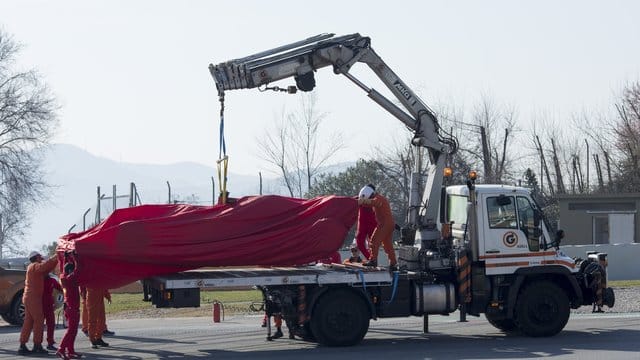 Rückschlag für Ferrari: Der Wagen von Sebastian Vettel musste nach Motorproblemen an den Haken genommen werden.