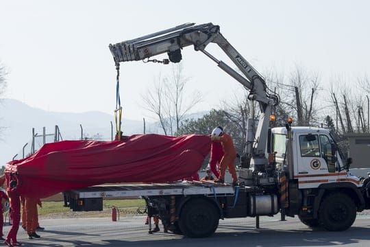 Rückschlag für Ferrari: Der Wagen von Sebastian Vettel musste nach Motorproblemen an den Haken genommen werden.