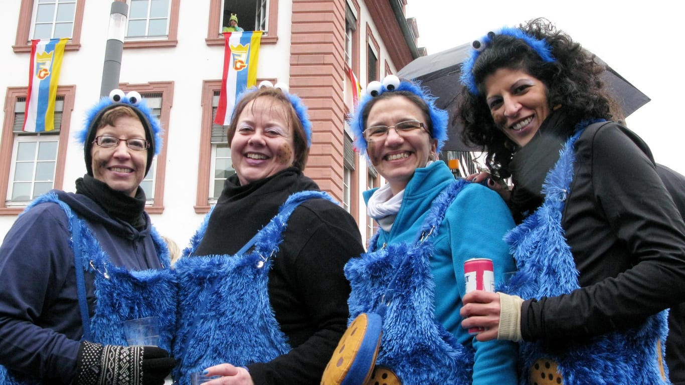 Kostümierte Frauen feiern die Altweiberfastnacht in Mainz: Insgesamt sind die Veranstaltungen friedlich geblieben.