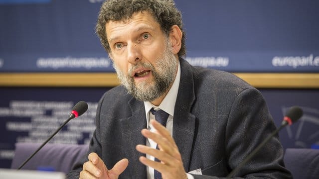Osman Kavala, Vorsitzender des Kulturinstituts Anadolu Kültür, spricht im Dezember 2014 auf einer Pressekonferenz im EU-Parlament. Osman Kavala, Vorsitzender des Kulturinstituts Anadolu Kültür, spricht im Dezember 2014 auf einer Pressekonferenz im EU-Parlament.