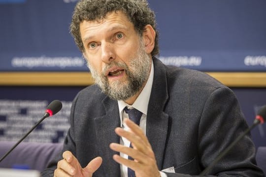 Osman Kavala, Vorsitzender des Kulturinstituts Anadolu Kültür, spricht im Dezember 2014 auf einer Pressekonferenz im EU-Parlament.