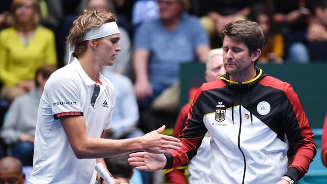 Davis-Cup-Kapitän Michael Kohlmann (r) glaubt nicht an einen Einsatz von Alexander Zverev.