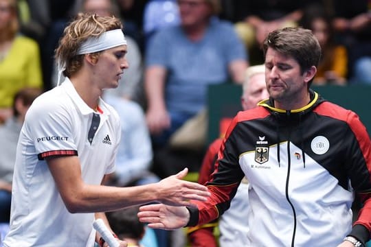 Davis-Cup-Kapitän Michael Kohlmann (r) glaubt nicht an einen Einsatz von Alexander Zverev.