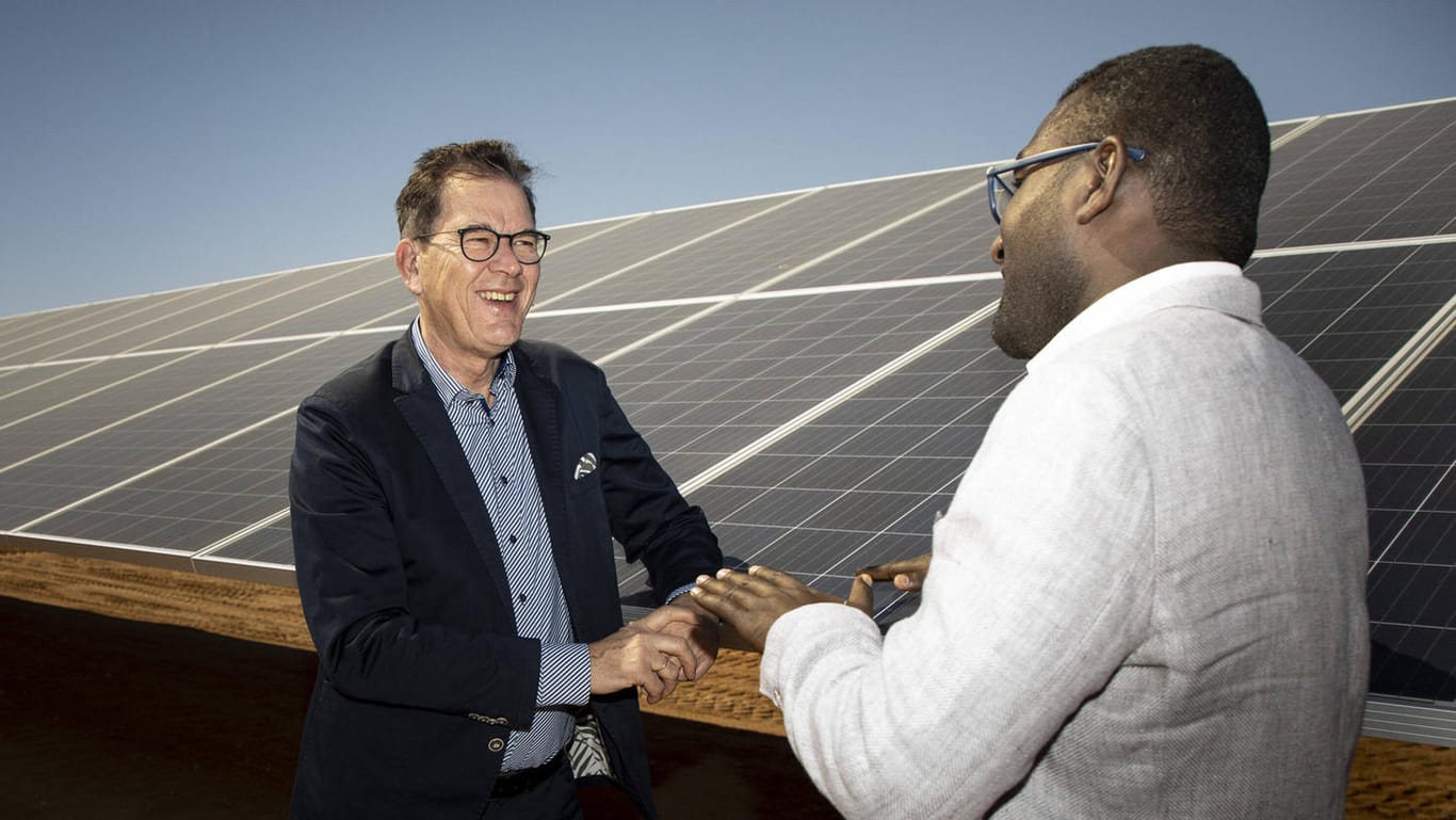 Bundesentwicklungsminister Gerd Müller, CSU, besucht den Solarpark Benban in der Wüste Ägyptens: In Afrikas größtem Solarpark wird mit 7,2 Millionen Panelen Strom erzeugt.