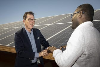 Bundesentwicklungsminister Gerd Müller, CSU, besucht den Solarpark Benban in der Wüste Ägyptens: In Afrikas größtem Solarpark wird mit 7,2 Millionen Panelen Strom erzeugt.