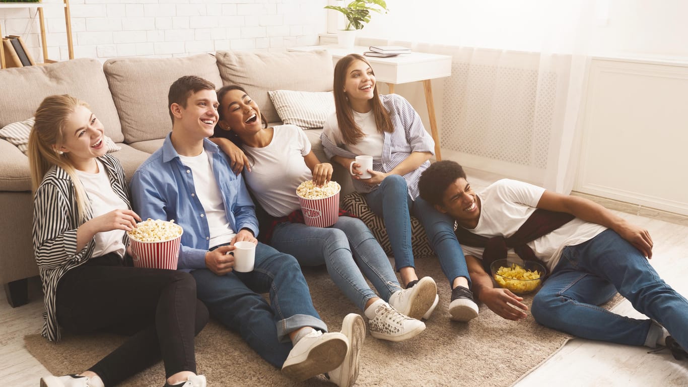 Heimkinofeeling: Am Wochenende mit Freunden einen tollen Film sehen. Mit diesem Fernseher von Samsung holen Sie sich Kinoqualität in die eigenen vier Wände.