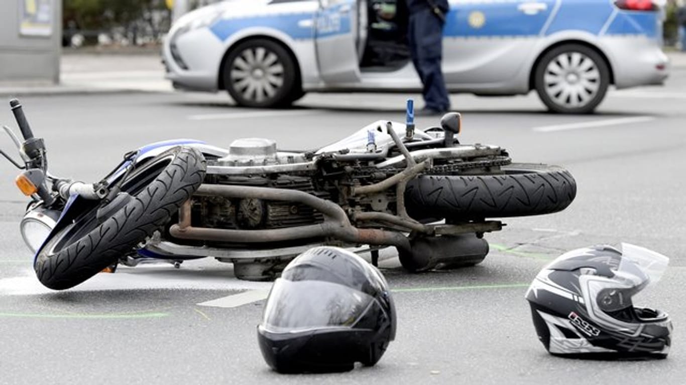 Keine Frage mehr: Verunfallen Motorradfahrer, sollte ihnen Ersthelfer in jedem Fall den Helm abnehmen.