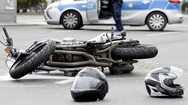 Keine Frage mehr: Verunfallen Motorradfahrer, sollte ihnen Ersthelfer in jedem Fall den Helm abnehmen. Keine Frage mehr: Verunfallen Motorradfahrer, sollte ihnen Ersthelfer in jedem Fall den Helm abnehmen.