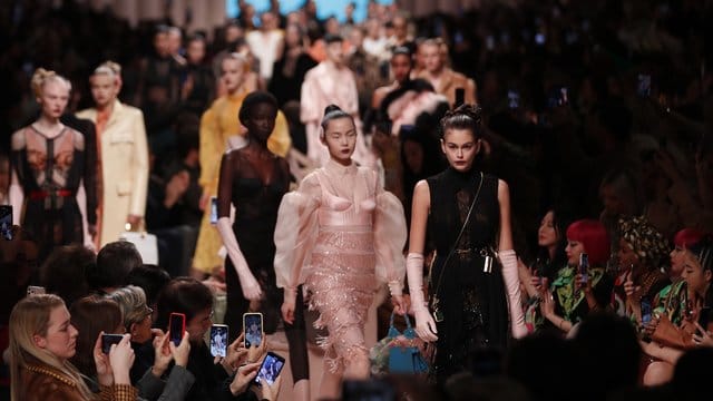 Model Kaia Gerber (r) präsentierte gemeinsam mit anderen Kreationen des Modelabels Fendi. Model Kaia Gerber (r) präsentierte gemeinsam mit anderen Kreationen des Modelabels Fendi.