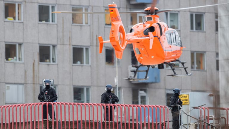 Schwerbewaffnete Polizisten bewachen den Hubschrauberlandeplatz: Der umstrittene Patient hat die Klinik verlassen.