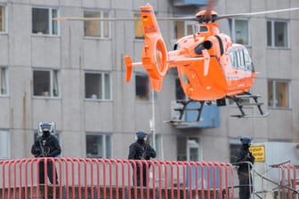 Schwerbewaffnete Polizisten bewachen den Hubschrauberlandeplatz: Der umstrittene Patient hat die Klinik verlassen.