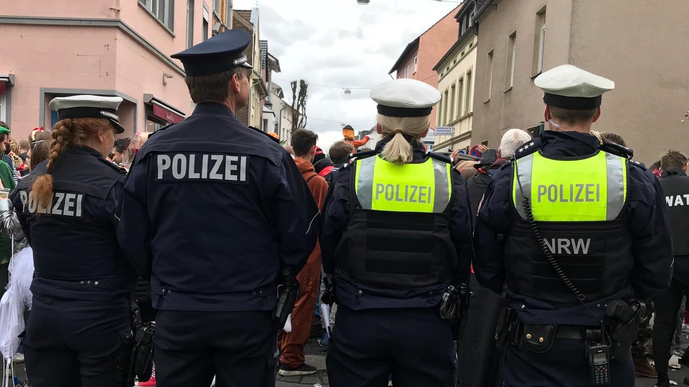 Einsatzkräfte der Polizei NRW: Nach Weiberfastnacht zieht die Bonner Polizei vorläufig eine moderate Einsatzbilanz.