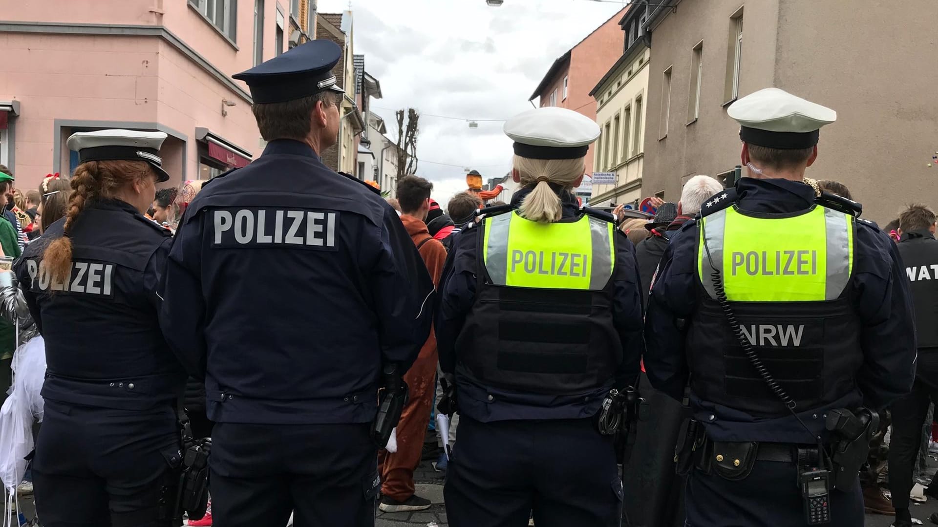 Einsatzkräfte der Polizei NRW: Nach Weiberfastnacht zieht die Bonner Polizei vorläufig eine moderate Einsatzbilanz. Einsatzkräfte der Polizei NRW: Nach Weiberfastnacht zieht die Bonner Polizei vorläufig eine moderate Einsatzbilanz.