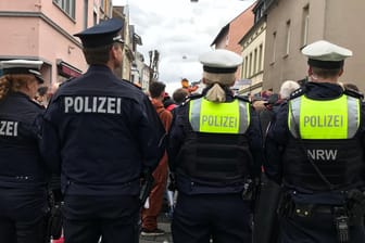 Einsatzkräfte der Polizei NRW: Nach Weiberfastnacht zieht die Bonner Polizei vorläufig eine moderate Einsatzbilanz.
