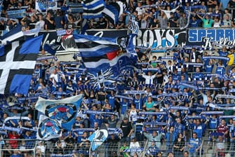 Fans von Arminia Bielefeld halten Schals hoch: Ein Ex-Mitarbeiter des Vereins soll Steuern hinterzogen haben.