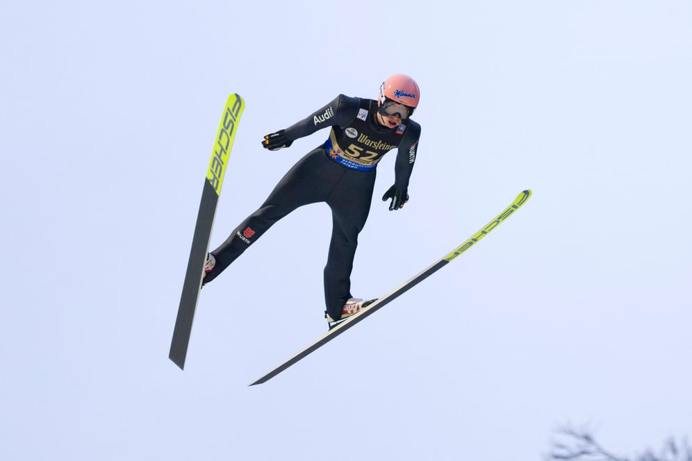 Karl Geiger: Der deutsche Skispringer holt sich in Rumänien den Sieg.