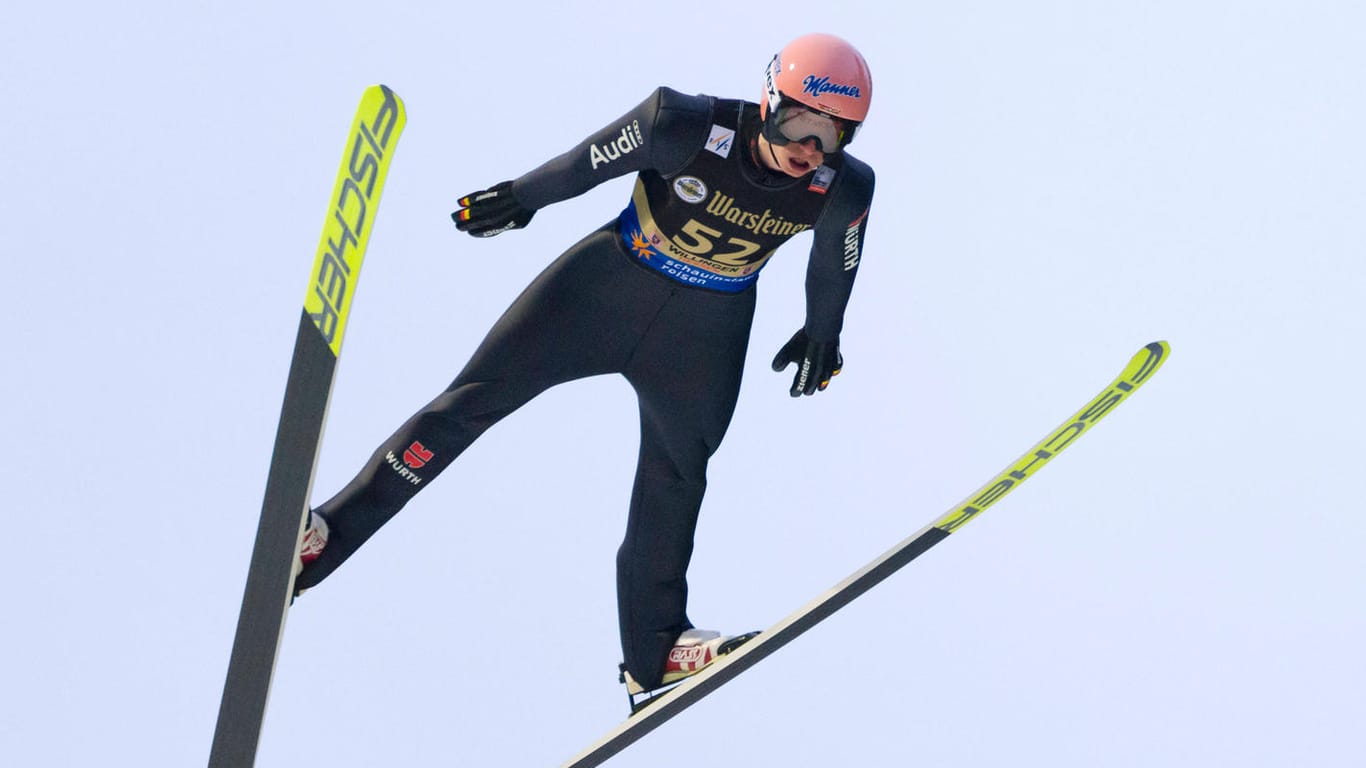 Karl Geiger: Der deutsche Skispringer holt sich in Rumänien den Sieg.