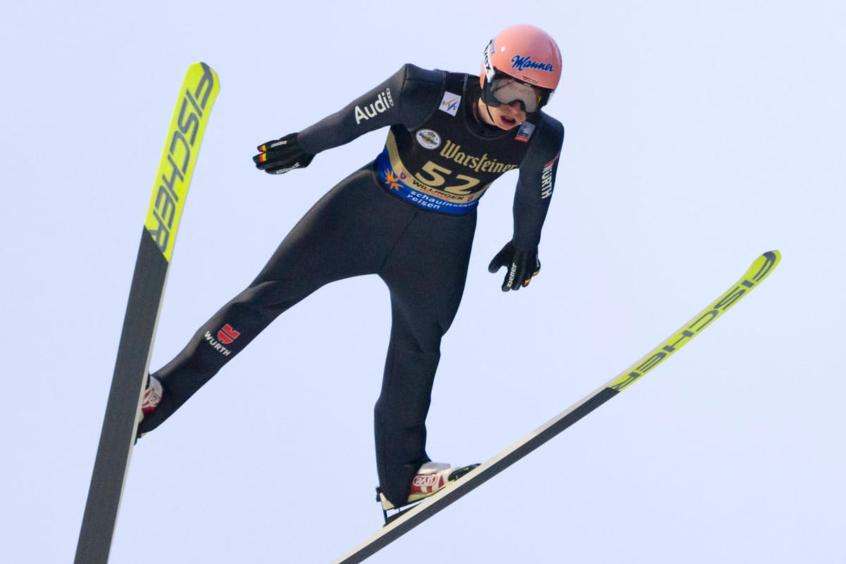 Karl Geiger: Der deutsche Skispringer holt sich in Rumänien den Sieg.