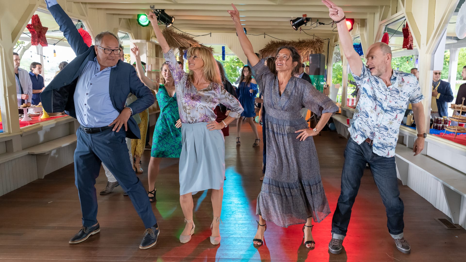 "Ein Haus am Meer": Anne (Ulrike Folkerts, 2.v.r.), Joe (Götz Schubert, r.) und ihre Nachbarn Sophie (Esther Esche, 2.v.l.) und Mike Birnbaum (Hartmut Volle, l.) lassen ihre Jugend wieder aufleben.