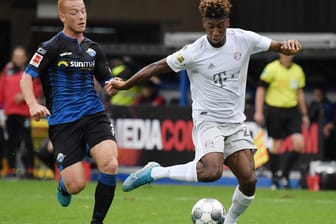Kingsley Coman im Zweikampf mit Paderborns Sebastian Vasiliadis: Das Hinspiel gewannen die Bayern mit 3:2.