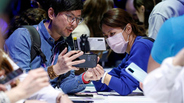 Besucher des Samsung-Unpacked-Events in San Francisco probieren das neue Samsung Galaxy S20 aus: Im Frühjahr bringen die Hersteller viele neue Geräte auf den Markt.