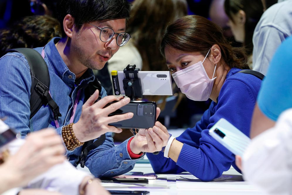 Besucher des Samsung-Unpacked-Events in San Francisco probieren das neue Samsung Galaxy S20 aus: Im Frühjahr bringen die Hersteller viele neue Geräte auf den Markt.
