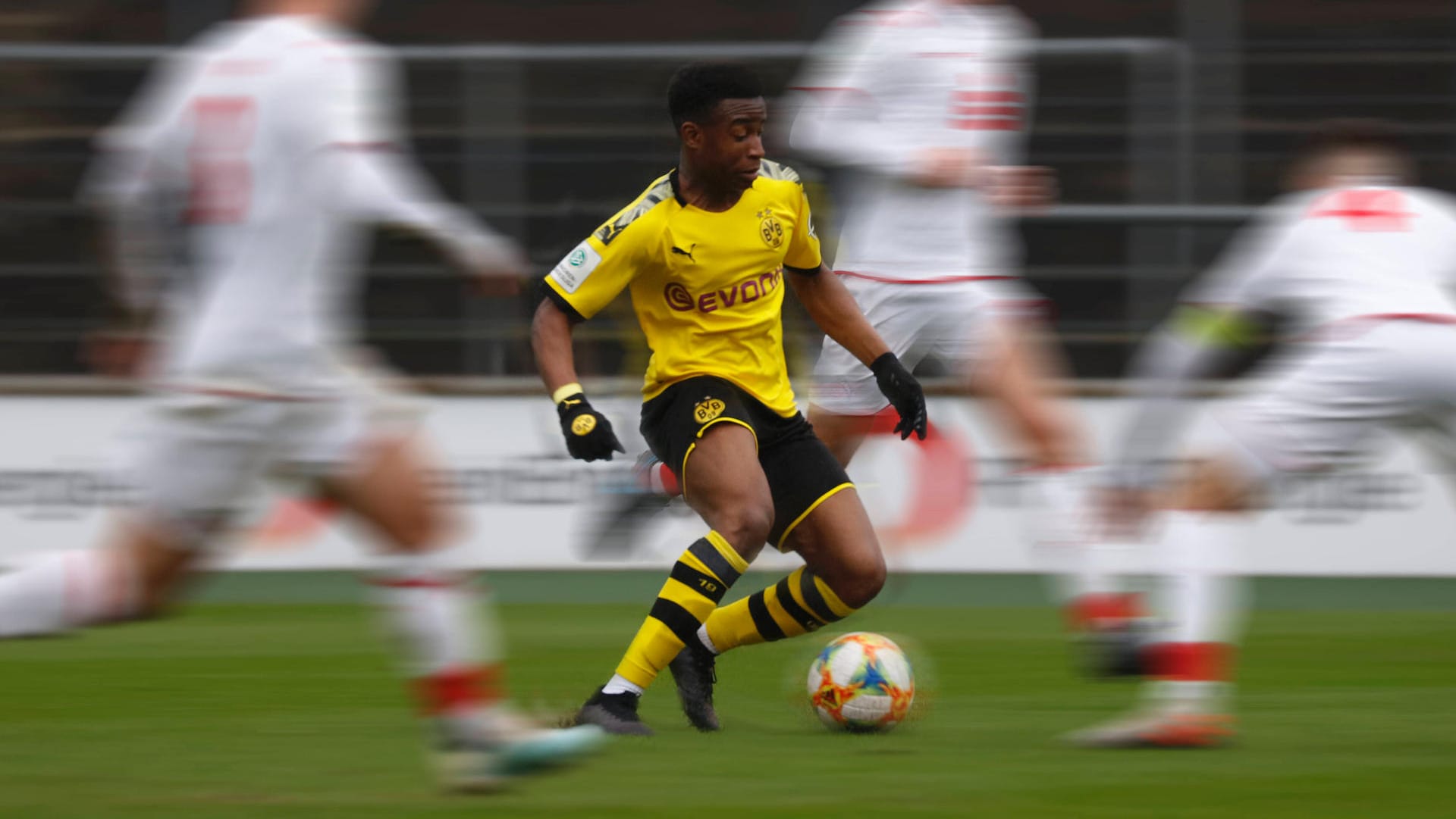 Yousoufa Moukoko im BVB-Trikot: Der Nachwuchsstürmer könnte bald wieder für den DFB auflaufen.