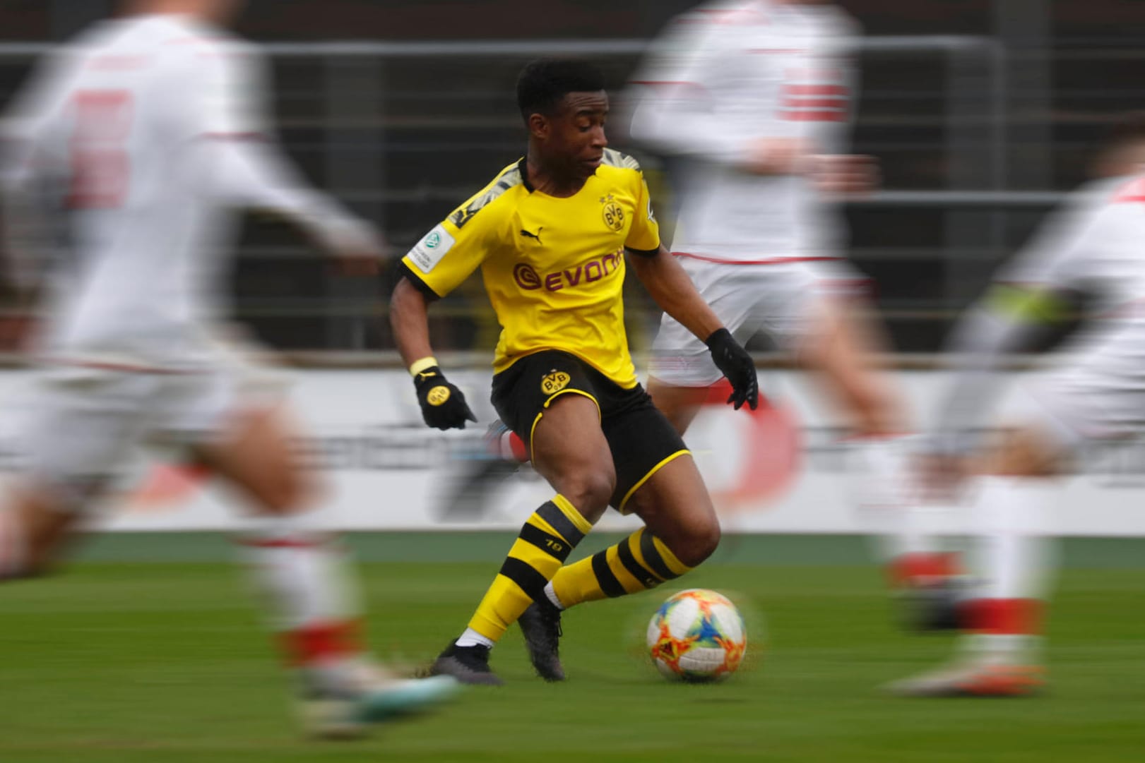 Yousoufa Moukoko im BVB-Trikot: Der Nachwuchsstürmer könnte bald wieder für den DFB auflaufen.