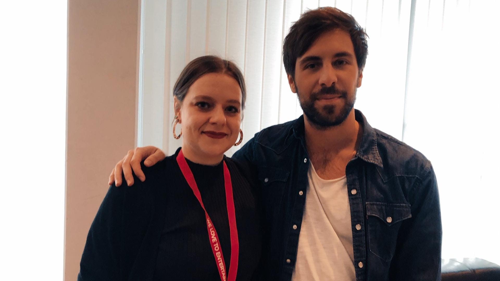 Im Interview: Max Giesinger mit Unterhaltungsredakteurin Maria Holzhauer.