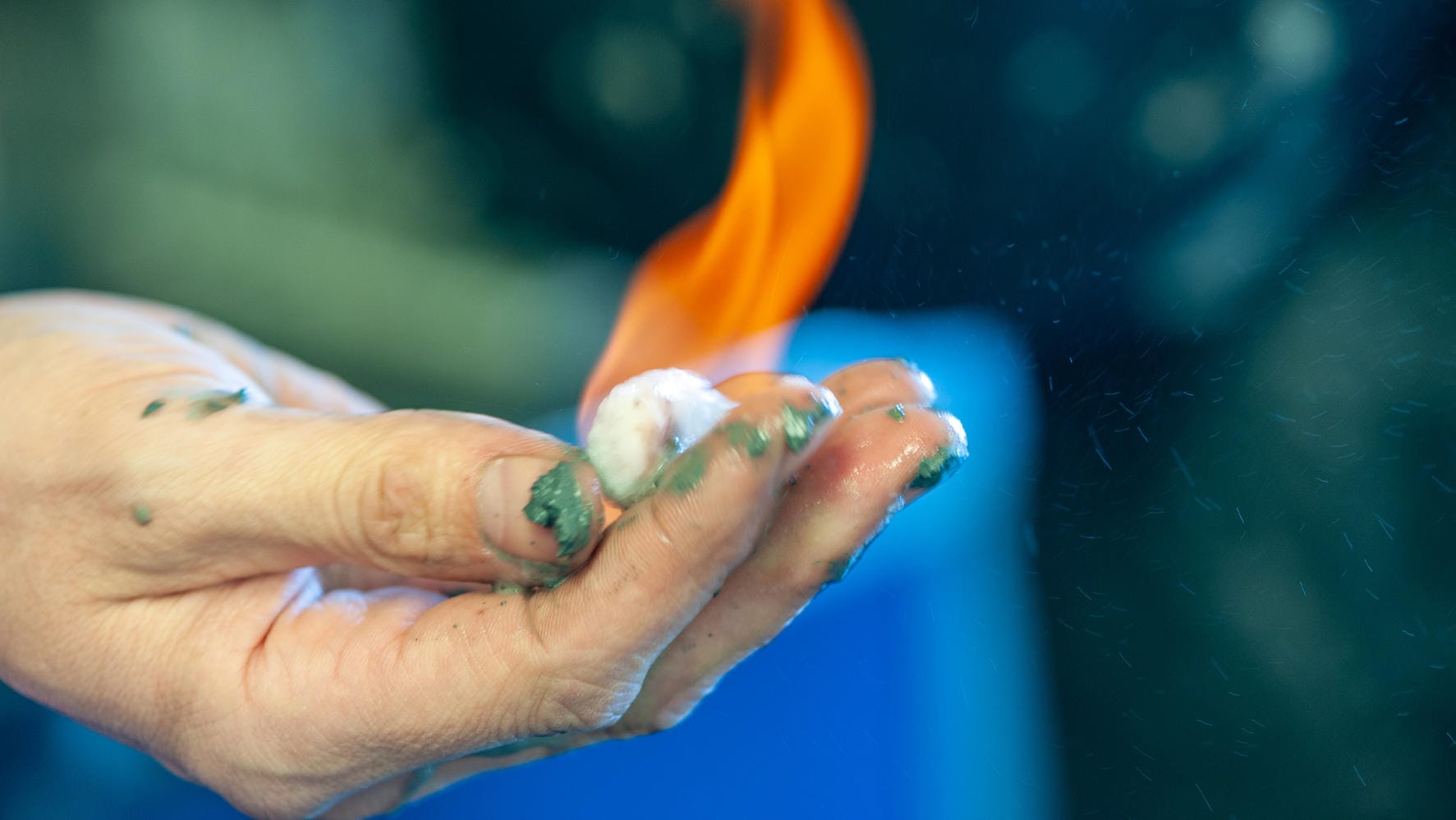 Flamme auf Methan: Wenn man ein Streichholz an Methanhydrat hält, schmilzt es nicht, sondern brennt genährt durch das entweichende Gas.