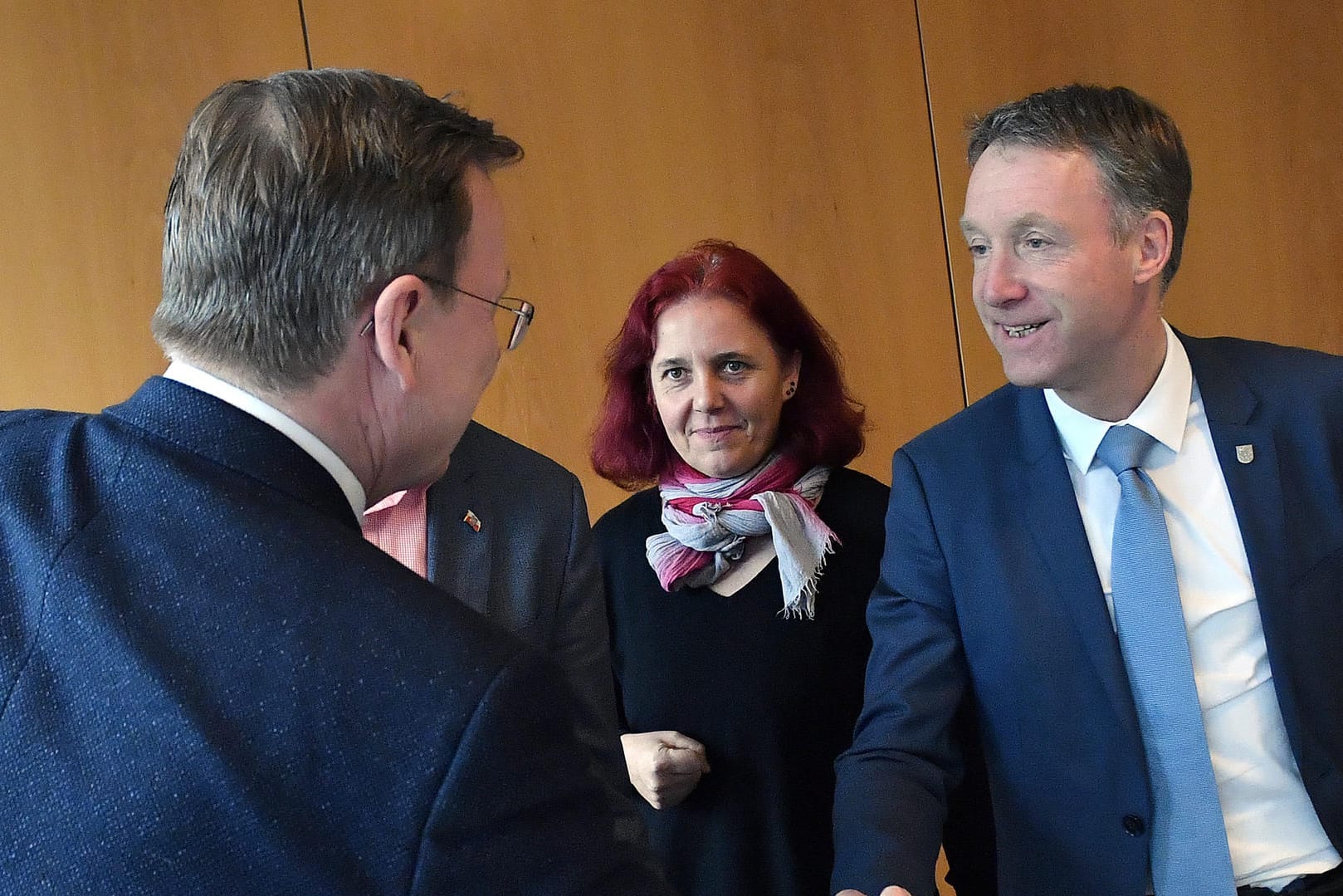 Ex-Ministerprääsident Ramelow (l., Linke), Grünen-Fraktionsgeschäftsführerin Astrid Rothe-Beinlich und CDU-Generalssekretär Raymond Walk vor Beginn eines Treffens zur Beilegung der Erfurter Regierungskrise.