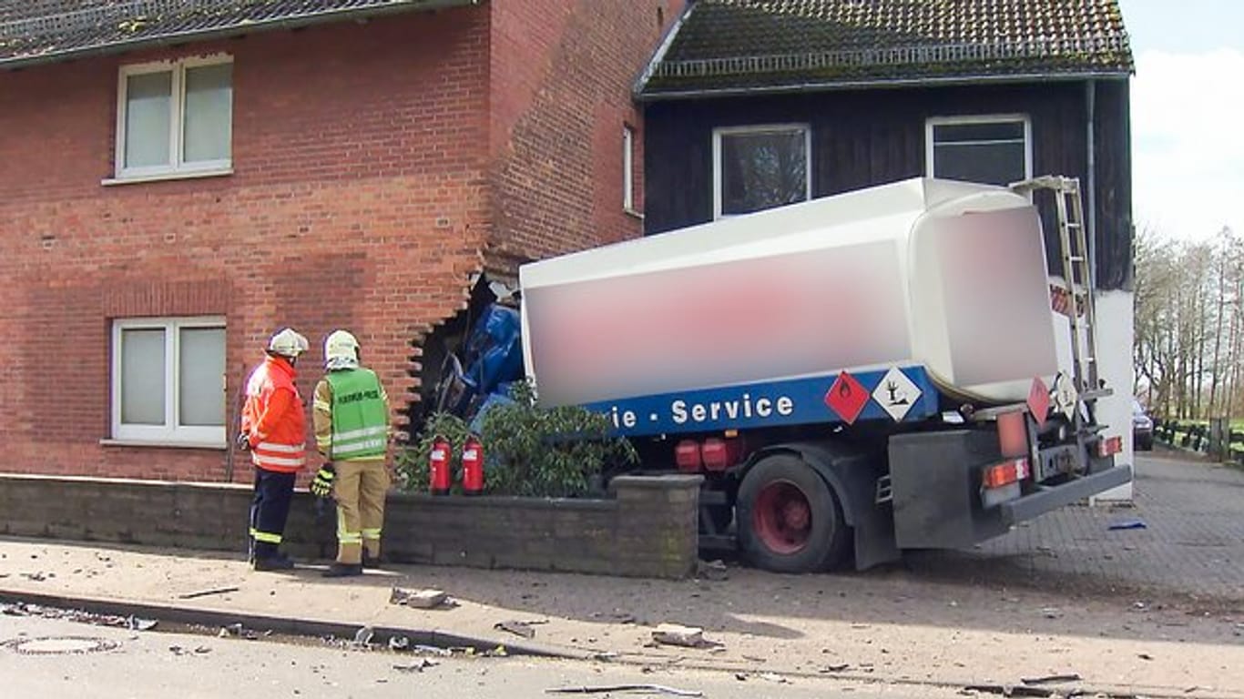 Der Tanklaster hat bei dem Unfall in Meeerbeck die Mauer eines Wohnhauses durchbrochen.