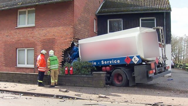 Der Tanklaster hat bei dem Unfall in Meeerbeck die Mauer eines Wohnhauses durchbrochen.