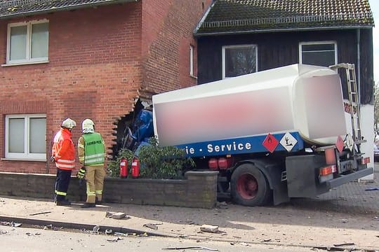 Der Tanklaster hat bei dem Unfall in Meeerbeck die Mauer eines Wohnhauses durchbrochen.