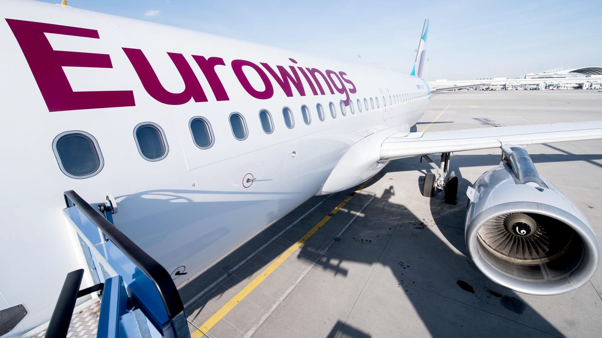 Flugzeug von Eurowings: Der reine Flugpreis soll möglichst niedrig sein, dafür kostet jede Zusatzleistung extra – so macht es auch die Flugesellschaft Eurowings.