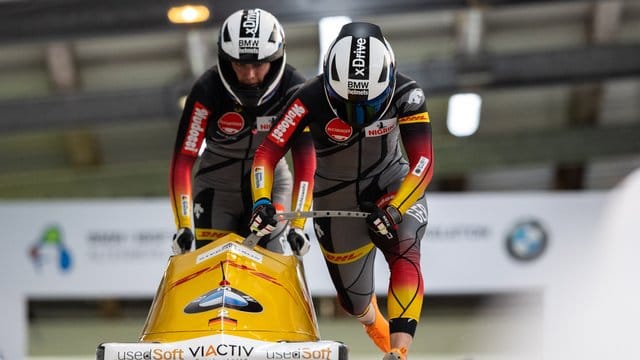 Startet zum zweiten Durchgang: Stephanie Schneider (r) und Leonie Fiebig springen am Start in den Bob. Startet zum zweiten Durchgang: Stephanie Schneider (r) und Leonie Fiebig springen am Start in den Bob.