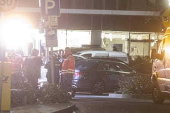 Terror-Nacht in Hanau: Beamte der Spurensicherung untersuchen einen der Tatorte.