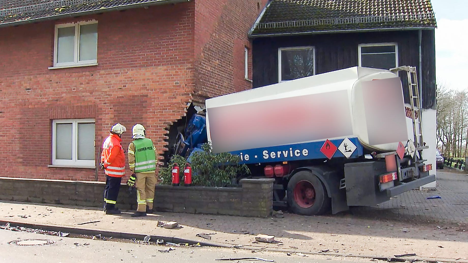 Ein Tanklaster steht nach einem Unfall in einem Wohnhaus: Explosionsgefahr besteht offenbar nicht.