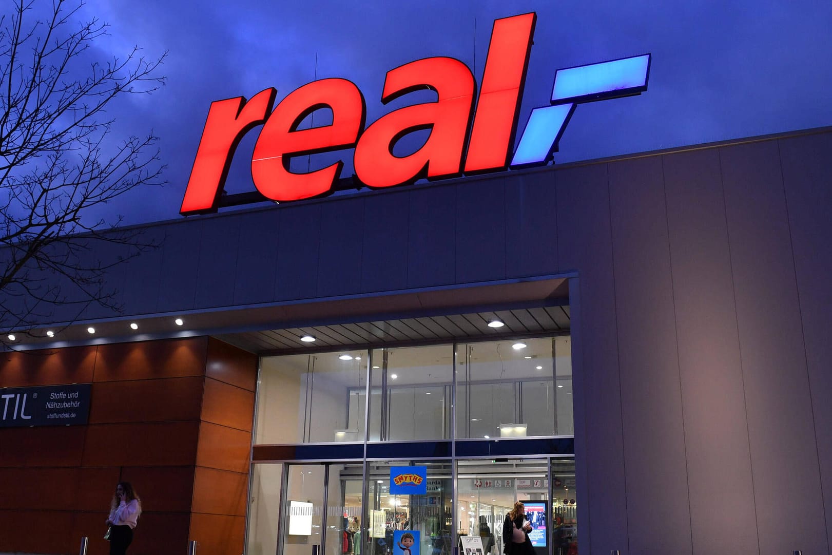 Real-Kunden können sich nach dem Verkauf an einen russischen Investor laut einem Handelsexperten freuen. Real-Kunden können sich nach dem Verkauf an einen russischen Investor laut einem Handelsexperten freuen.