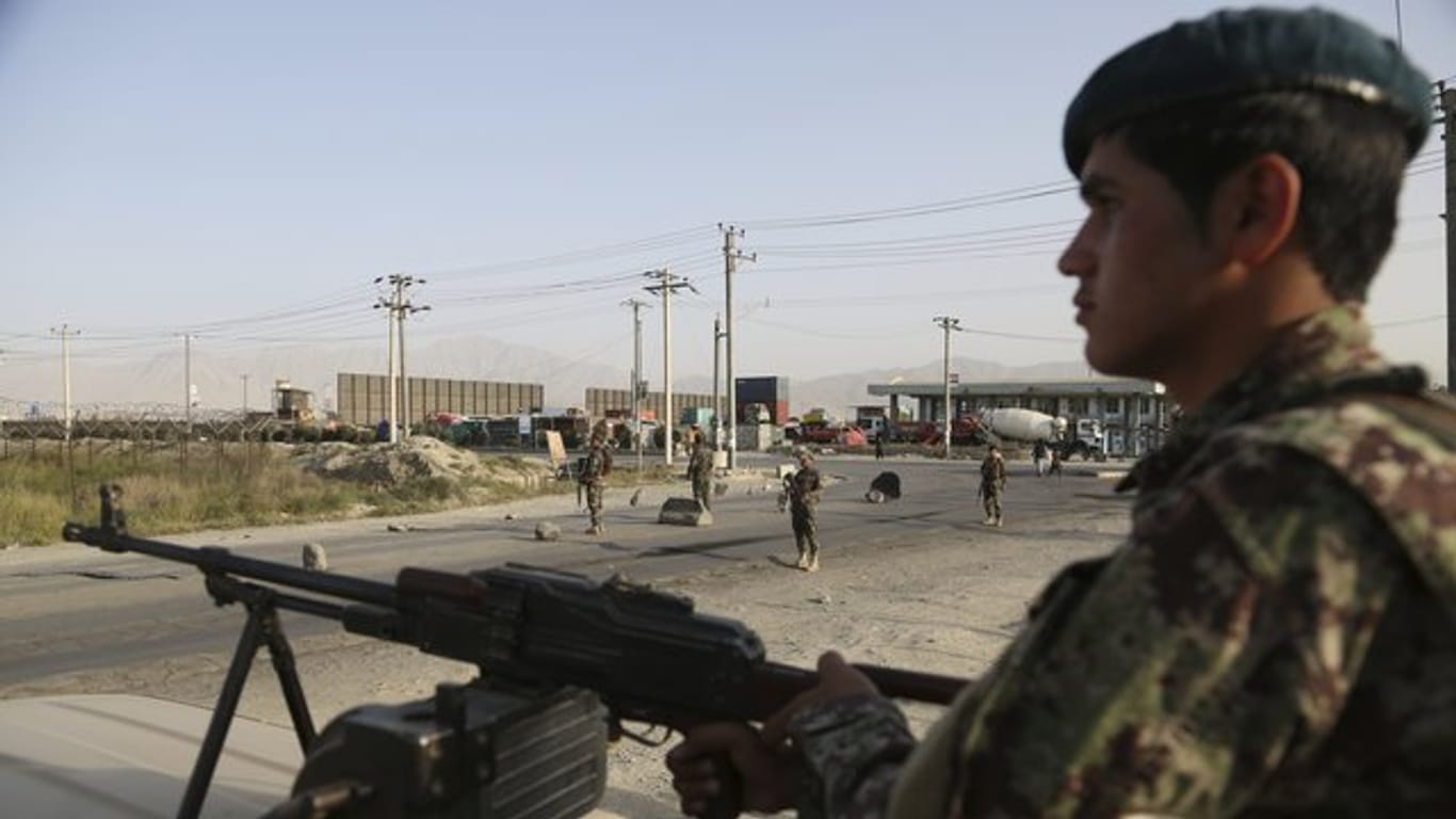 Soldaten der afghanischen Nationalarmee stehen an einem Kontrollpunkt in Kabul (Archiv).