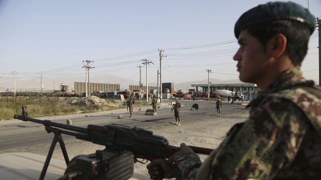 Soldaten der afghanischen Nationalarmee stehen an einem Kontrollpunkt in Kabul (Archiv). Soldaten der afghanischen Nationalarmee stehen an einem Kontrollpunkt in Kabul (Archiv).