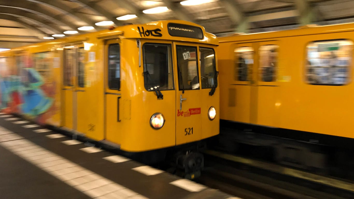 Zwei Berliner U-Bahnen fahren aneinander vorbei (Symbolbild): Die Polizei hat zwei mutmaßliche Räuber festgenommen, die ihre Opfer in U-Bahnen aussuchten.