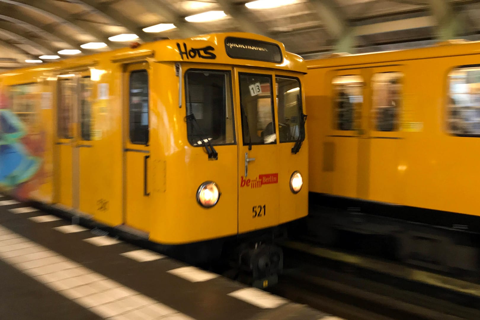 Zwei Berliner U-Bahnen fahren aneinander vorbei (Symbolbild): Die Polizei hat zwei mutmaßliche Räuber festgenommen, die ihre Opfer in U-Bahnen aussuchten.